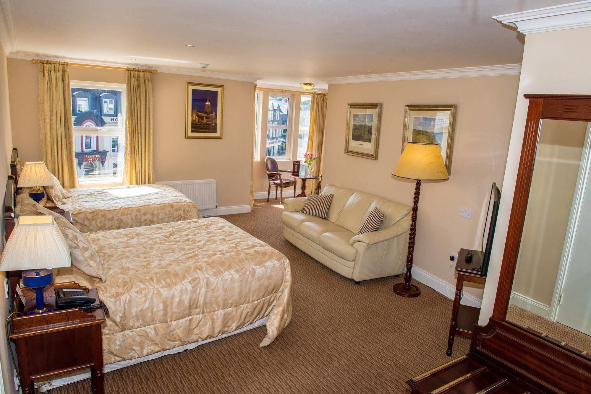 Mcsweeney Arms Hotel Killarney Dış mekan fotoğraf